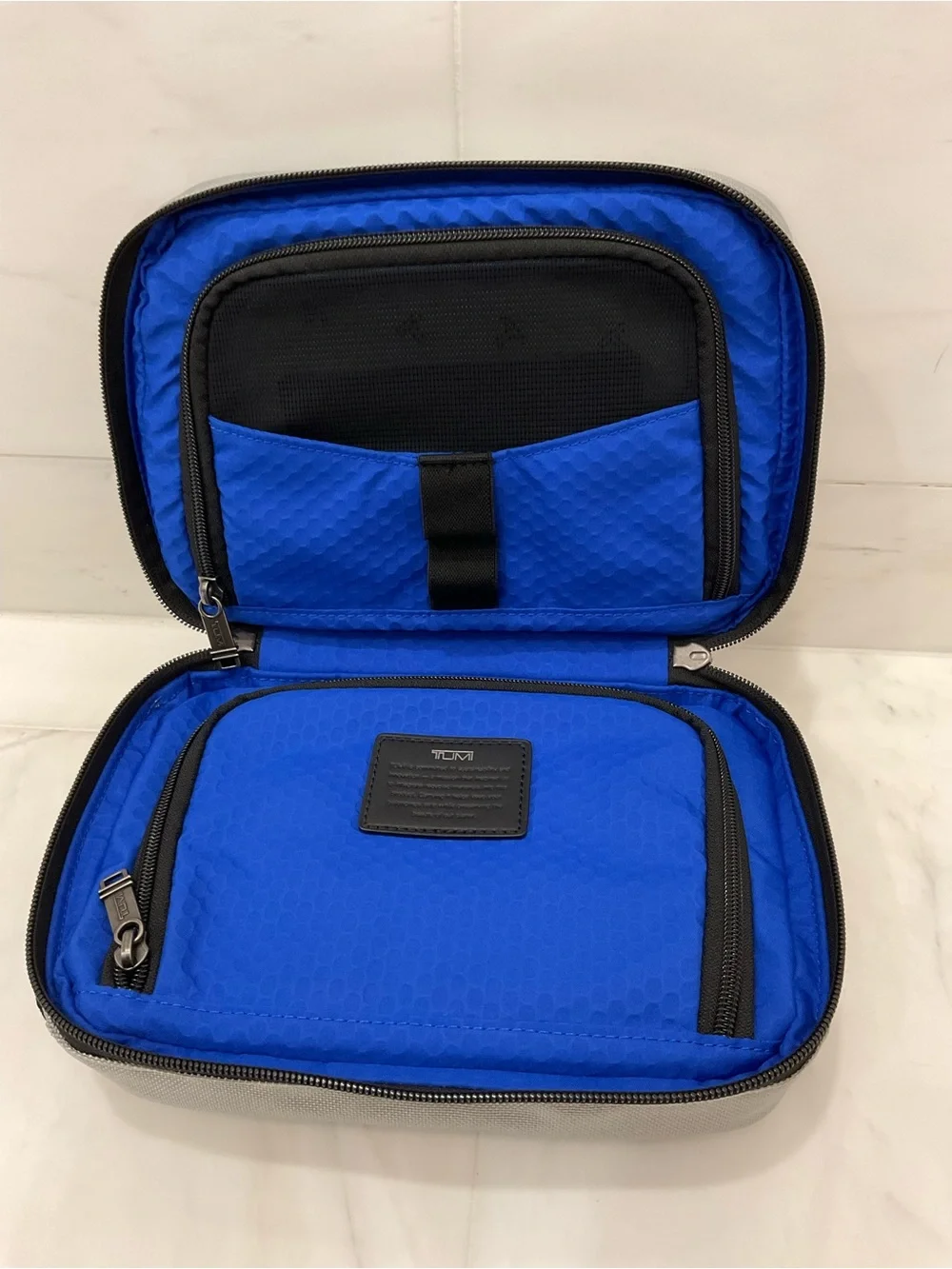 NEW Tumi ALPHA BRAVO 9.5” RESPONSE Travel Kit Dopp Toiletry Kit -PEARL GRAY MESH